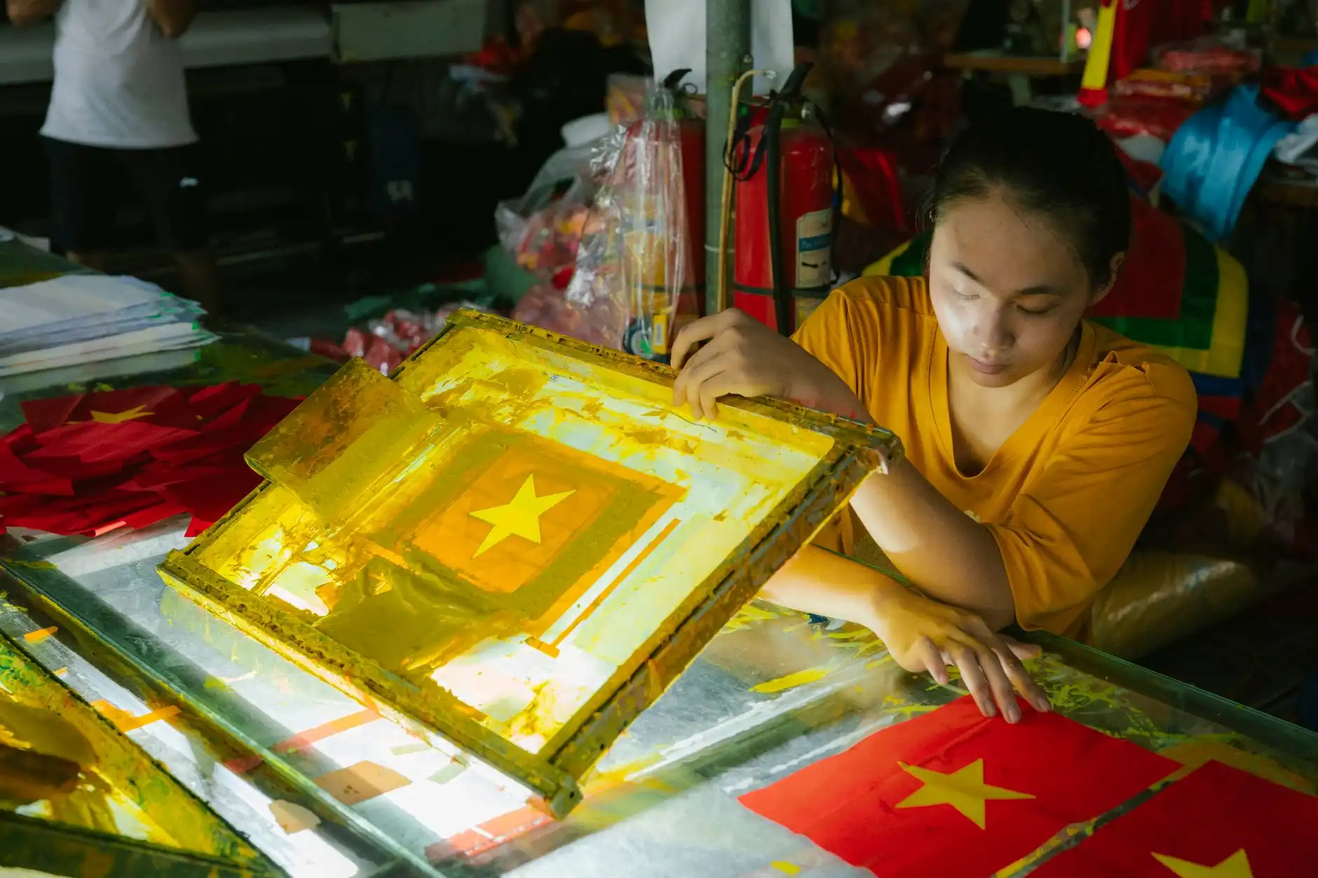 重庆户外广告喷绘布与灯布材质对比及适用场景分析正文配图 1