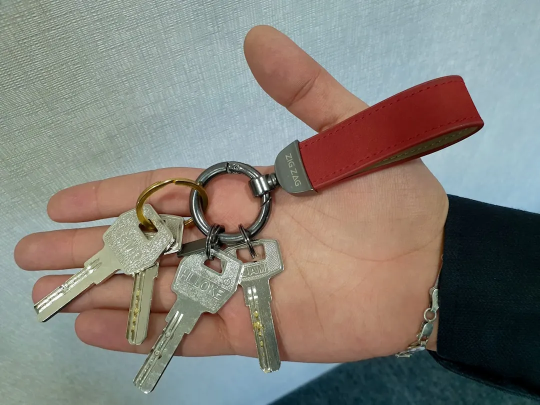 户外广告喷绘布选型指南：网格布与车身贴的适用场景分析